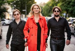 Lucy van Kuhl & die  „Es-Chord-Band“:  „Alles auf Liebe“